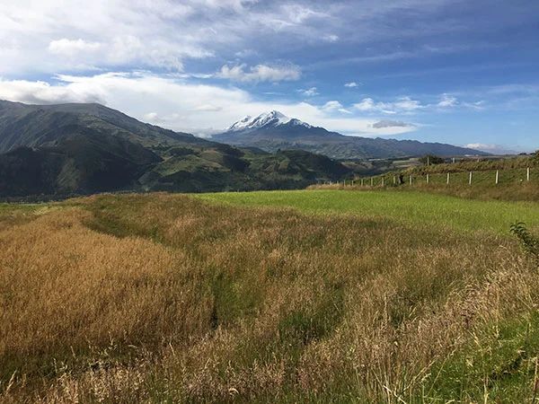 Imagen de un paisajes maravilloso con montañas y un cielo azul